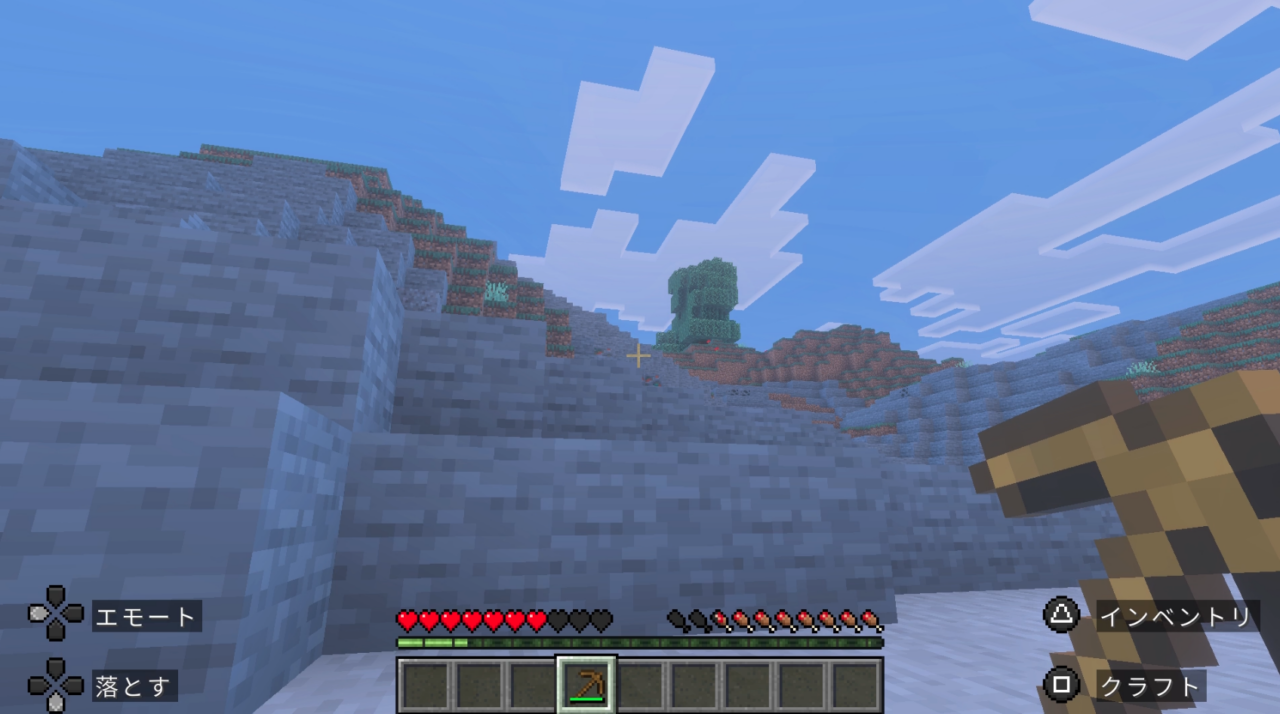 高い山の上に木が一本