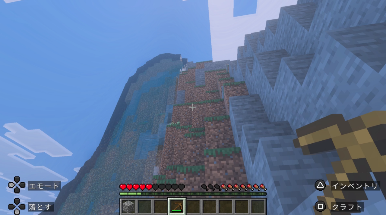 落下したところから上を見上げると綺麗な滝